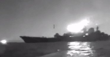 450 кг тротила: СМИ опубликовали кадры удара морского дрона по десантному кораблю РФ (видео)