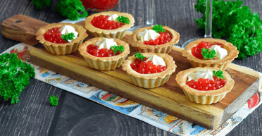 Швидкі рецепти: святкові тарталетки із сиром і червоною ікрою