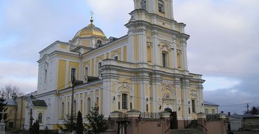 У Волинській єпархії відповіли, чому на стінах луцького собору намалювали бізнесменів (фото, відео)