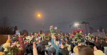 Задержания и протесты: похороны Навального переросли в ночной митинг (видео)