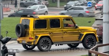 По-багатому: в Україні помітили яскравий золотий "Гелендваген" (фото, відео)