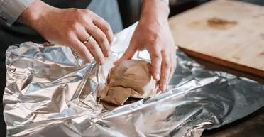 Яким боком класти фольгу на деко для запікання в духовці: прості рекомендації