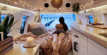 Дівчина постійно живе в дорозі з двома котами і псом: що вона зрозуміла за цей час (фото)