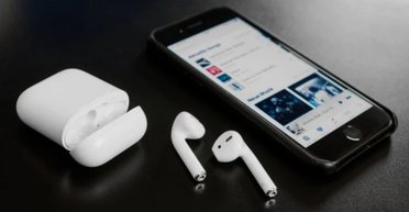 "Не хочу носити їх знову": жінка відстежила загублені навушники до телефону (фото)