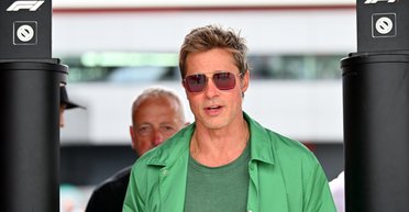 Бред Пітт і його дівчина готуються відзначити першу річницю стосунків