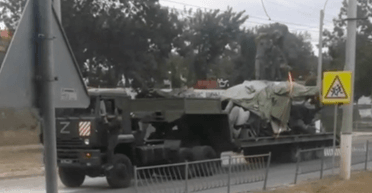 В оккупированной Керчи заметили перевозку поврежденного вертолета Ка-52 (видео)