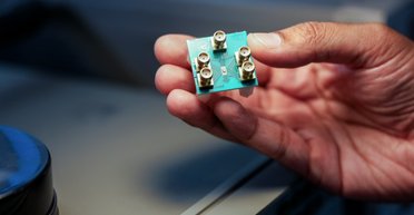 Перший в історії "мікрохвильовий мозок" створили у США: у рази швидший за звичайні процесори