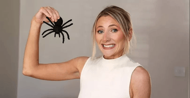 Жінка так сильно злякалася павука в коридорі, що викликала таксі, щоб його відвезли