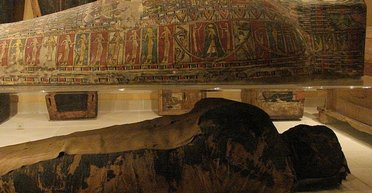 Новые обвинения и сенсации: беременная мумия оказалась в центре споров (фото)