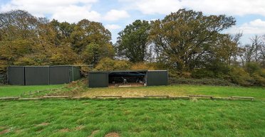 У Британії продають будинок-аеропорт із власною злітно-посадковою смугою (фото)