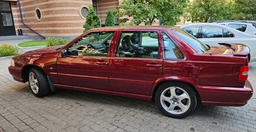Капсула времени из 90-х: в Киеве нашли 27-летний спортивный Volvo в новом состоянии (фото)