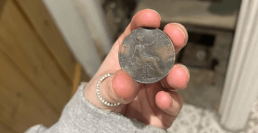 Таємниця вікторіанського будинку: жінка знайшла 130-річну капсулу часу під мостинами (фото)