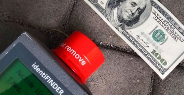 Выше фонового уровня почти в 2000 раз: у украинки на границе нашли радиоактивную купюру в $100