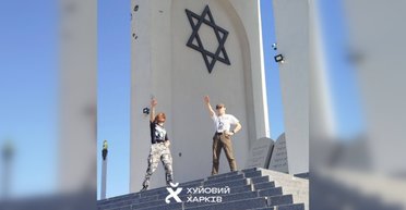 Показывали нацистский жест в Дробицком Яру: полиция нашла подростков-вандалов (видео)