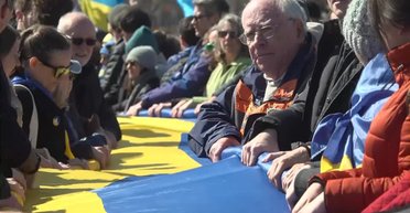 Весит 150 кг: возле Белого дома развернули огромный флаг Украины (видео)