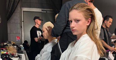 Трансгендерна дочка Наомі Воттс дебютувала на подіумі (відео)