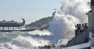 Волны до 8-10 метров: на Крым обрушился сильный шторм (фото, видео)