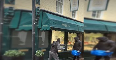 Выбили стекло кувалдой: в Лондоне посреди белого дня ограбили ювелирный магазин (видео)