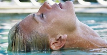 Чому волосся стає зеленим після басейну: винен зовсім не хлор