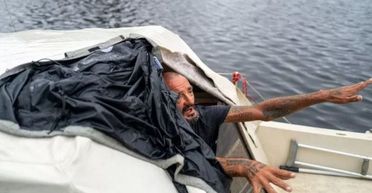 Одноногий чоловік у човні дивом пережив ураган "Мілтон": як йому це вдалось