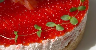 Хіт великоднього столу: рецепт яскравого закусочного чізкейка (відео)