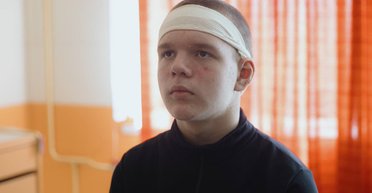 13-летнего парня, который спасал людей после ракетного удара по Сумах, наградили знаком отличия (видео)