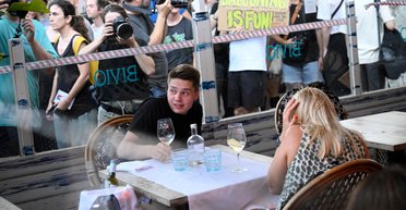 Жители Барселоны выгоняют туристов из города, обливая их водой