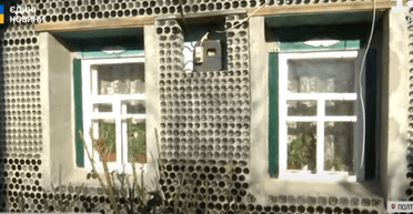 Не боится блэкаутов: на Полтавщине женщина утеплила дом стеклянными бутылками (видео)
