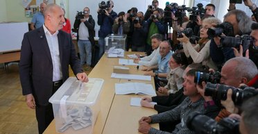 Противник помощи Украине и санкций против РФ: на выборах в Болгарии лидирует партия Радева