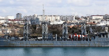 ЗСУ атакували раритетний корабель ЧФ РФ: зʼявилися супутникові знімки після удару в Криму