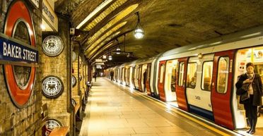 Рука чоловіка застрягла у дверях вагона: йому нічого не лишилось, як бігти за поїздом