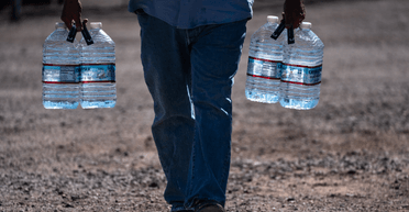 Мужчину хотят оштрафовать за раздачу бесплатной воды на улице (видео)