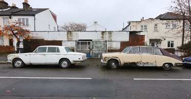 Мешают соседям: раритетные ретроавто годами ржавеют прямо на улице (фото)