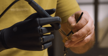 Боєць ЗСУ збирає дрони з українським розумним протезом руки: розповідь Мінцифри (відео)