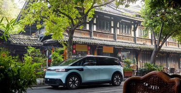 Необычный семейный электромобиль от Geely и Volvo показали на первых официальных фото