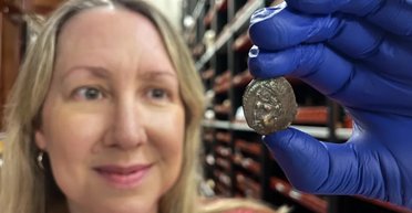 Віком 2000 років: стародавню монету несподівано використали для оплати проїзду в Англії (фото)