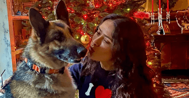 Сальма Хаєк поділилася новорічним кадром біля ялинки (фото)