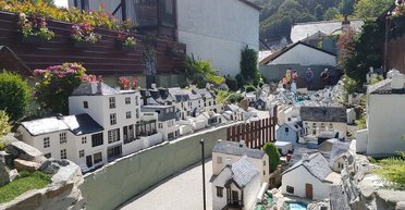 У Британії на продаж виставили ціле село, проте є невелика заковика (фото)