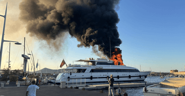 Помпезну яхту з людьми на борту раптово охопило полумʼя: за цим спостерігали сотні туристів (фото)
