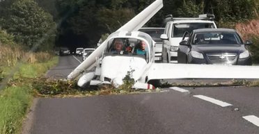 Пілот і пасажир дивом урятувалися після того, як літак звалився на жваву дорогу (фото)