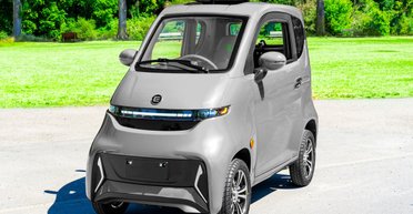 В Германии выпустили городской электрокар за 6500 евро: им можно управлять без прав (видео)