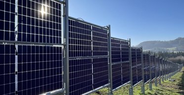 Обеспечит энергией на 30 лет: представлен двухсторонний солнечный забор (фото)