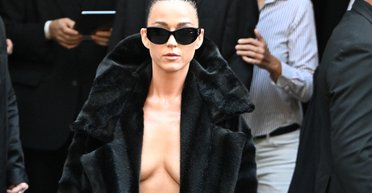 Кеті Перрі повторила відвертий образ Б'янки Цензорі (відео)