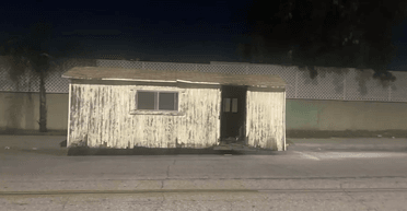 "Упала з неба": посеред американського міста знайшли покинуту хатину (фото)