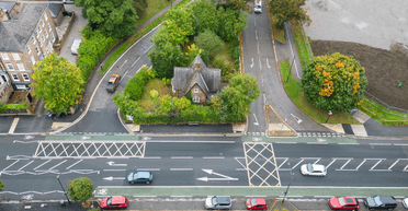 Никаких соседей: редкий коттедж 19 века на "островке" среди дорог удивил покупателей