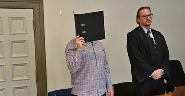 Угрожал депортацией: в Германии чиновник домогался детей украинских беженцев