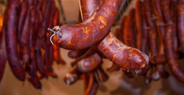 Хто придумав ковбасу: від стародавніх рецептів до сучасних делікатесів