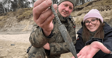 Пара знайшла під час прогулянки стародавній 2500-річний кинджал, пов'язаний із "сонячним культом"