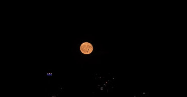 "Я був приголомшений": чоловік побачив загадковий об'єкт, що рухається на тлі місяця (відео)