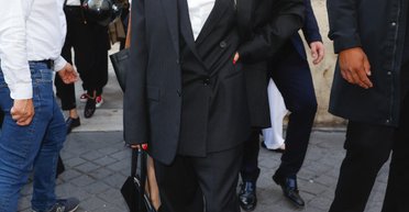 Естественная красота: Памела Андерсон в костюме унисекс и без макияжа появилась на публике